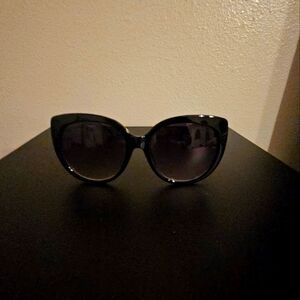 Chic Black Cat-Eye Sunglasses